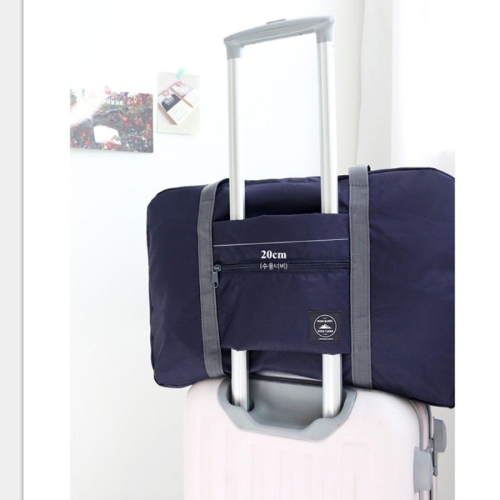 Perlengkapan tas traveling wanita kekinian bisa di Lipat model jinjing Anti Air beli di Tirta Style