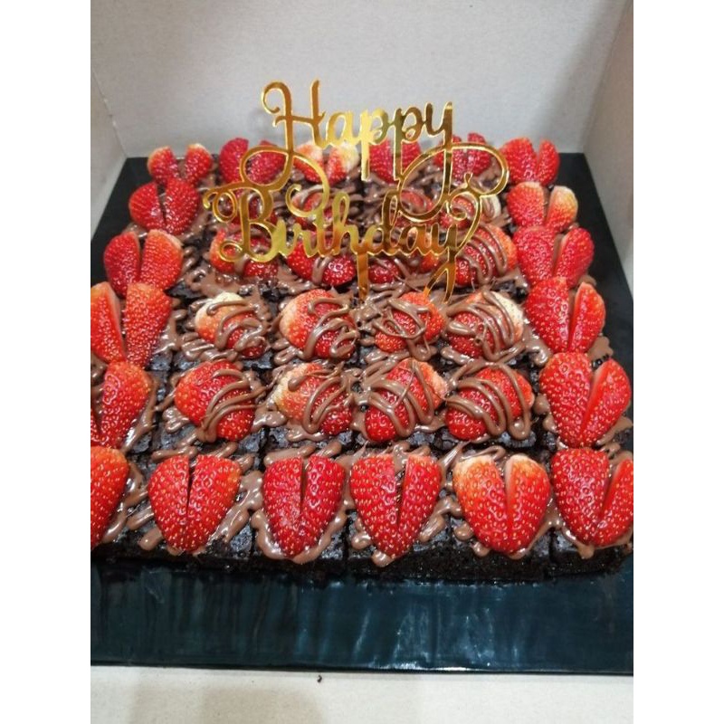 

Brokies- Brownies topping nutella dan strawberry 20*20