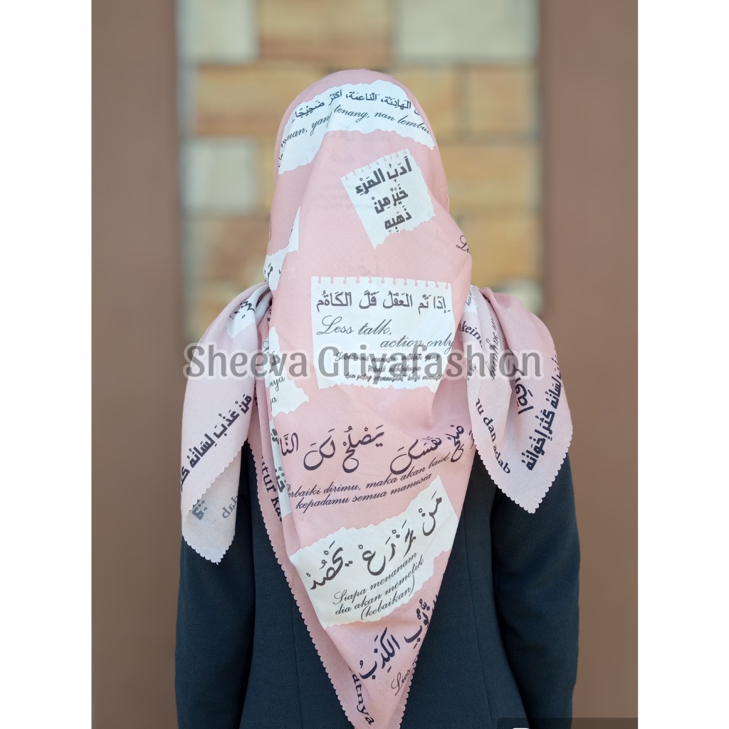 Kerudung motif pegon tulisan Arab warna pink mutiara hikmah Jilbab segi empat santriwati