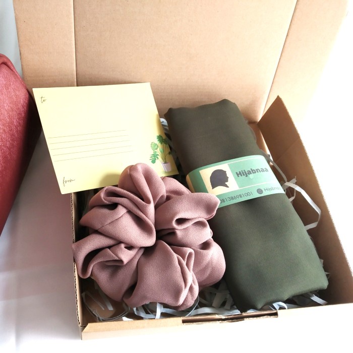 

KADO PERNIKAHAN HAMPERS HIJAB GIFT BOX HADIAH ULANG TAHUN BELLA SQUARE