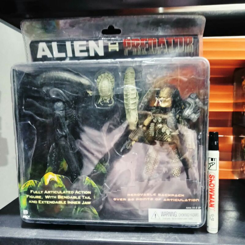 mainan Neca alien vs predatorAlien vs predator boxsettinggi sekitar 7 inchFull artikulasiNeca
Detail