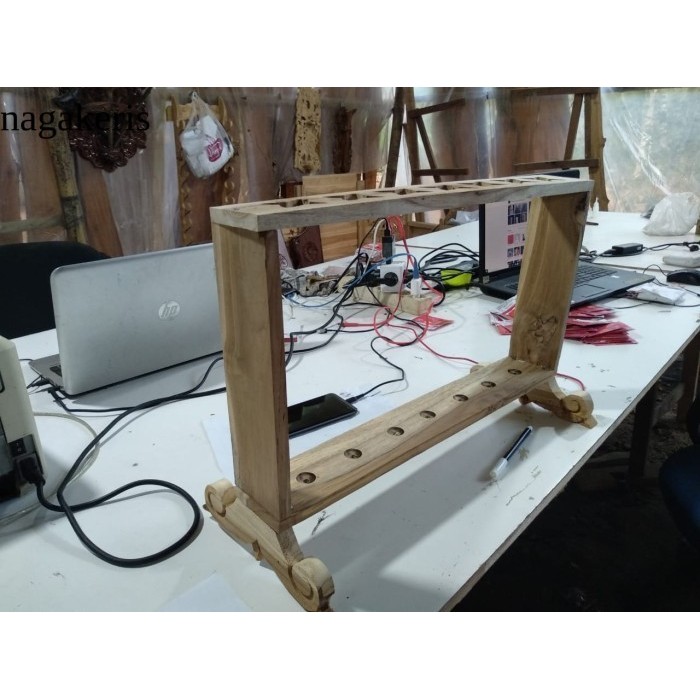 

Jagrak keris minimalis kayu jati 75 terlaris