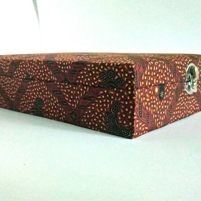 

HL kotak batik. plakat Box 19,5 X 23,5 X 5