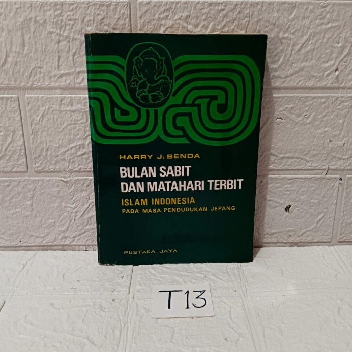 BULAN SABIT DAN MATAHARI TERBIT - HARRY J BENDA