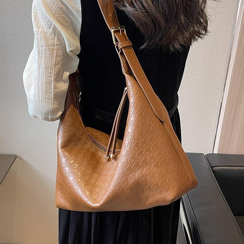 Large capacity bag for women