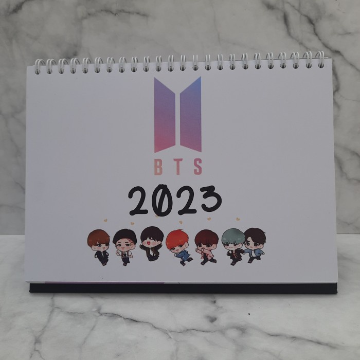 

Kalender Meja BTS 2023 - Putih
