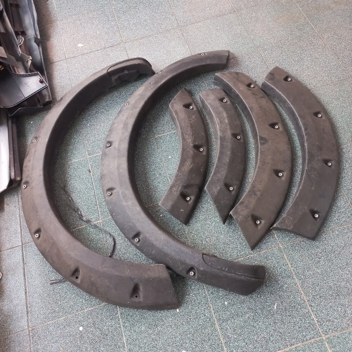 Over fender Mitsubishi Pajero lama model baut