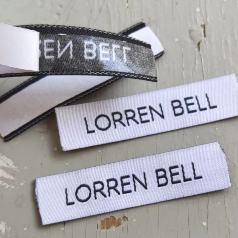 

Main label Stickers Custom White Adhesive Cloth labels 5.5 * 1.3 cm 1000 PCS Straight cut Garment accessories