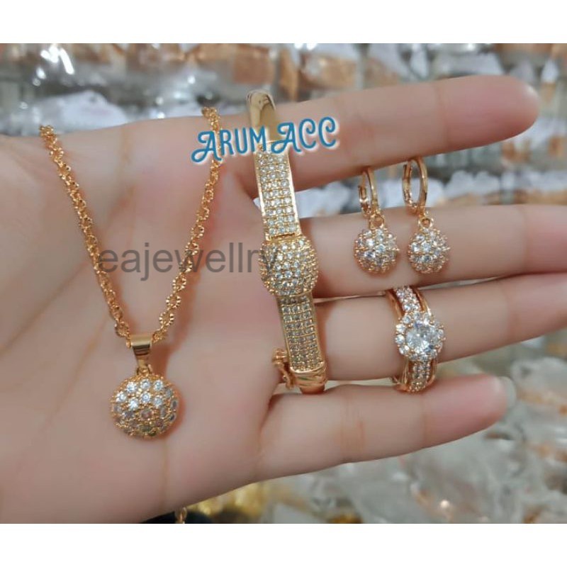 Perhiasan emas satu set 24 karat untuk dewasa