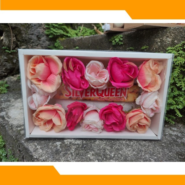 

HAMPERS BOX SILVERQUEEN FULL BUNGA ARTIFICIAL VALENTINE DAY HADIAH UNTUK PACAR/PASANGAN - ISI COKLAT 58GR DAN BUNGA ARTIFICIAL PREMIUM