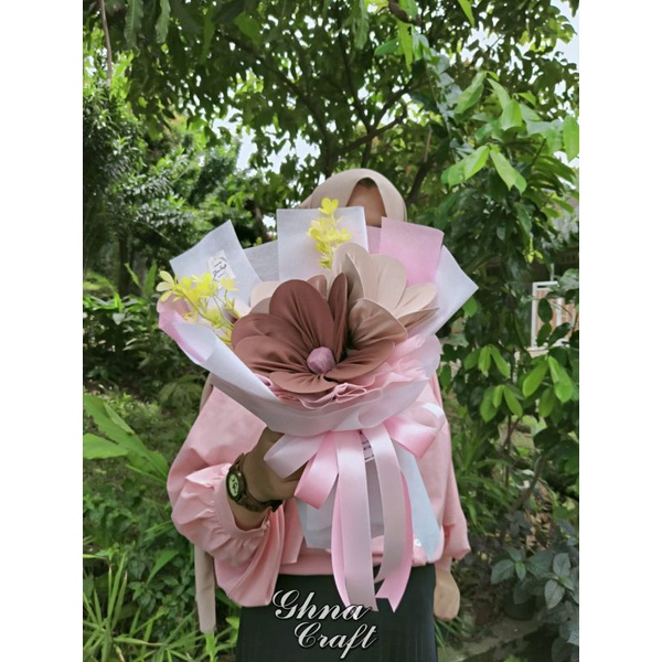

ONI FLOWERS HIJAB BOUQUET SEGI4 Buket hijab Bella Square flower bunga hadiah pernikahan wisuda sempro sidang