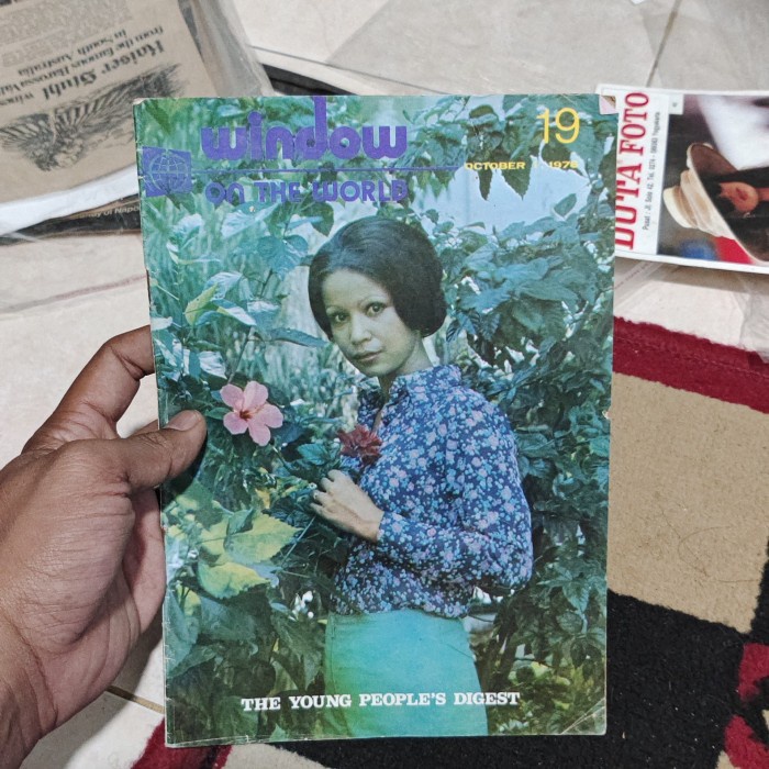 majalah window of the world 1976