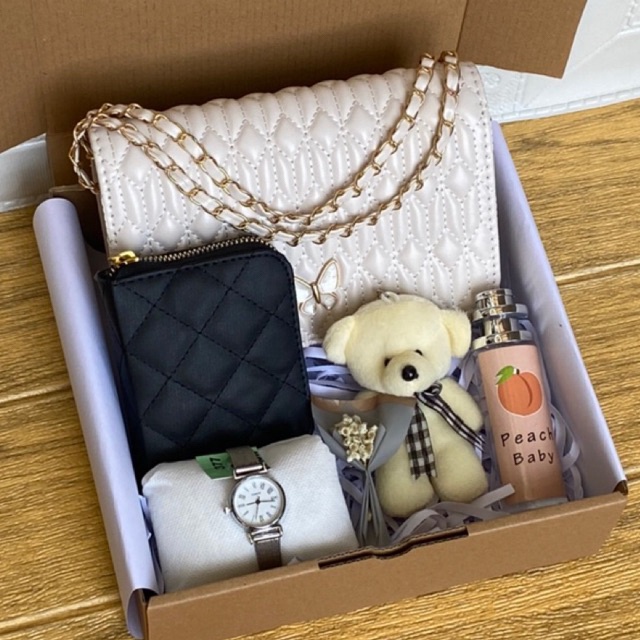 

HAMPERS TAS SELEMPANG CEWEK / KADO CEWEK / GIFT BOX CEWEK / KADO ANNIVERSARRY / BEAUTY BLENDER / SPONS MAKE UP / BRUSH MAKE UP / MINISO / KADO WISUDA / HAMPERS WISUDA / HADIAH WISUDA / HAMPERS KADO / HAMPERS WISUDA / KADO WISUDA / GIFT BOX WISUDA