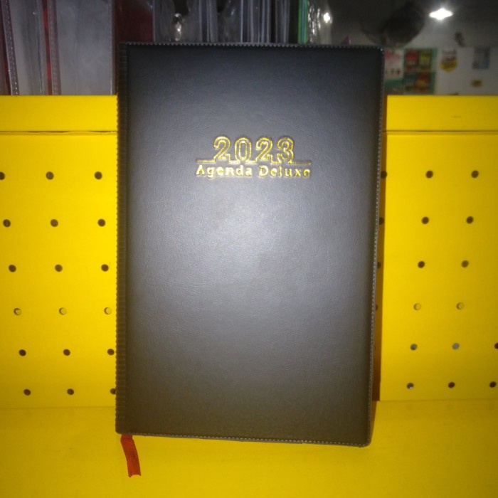 

Agenda Deluxe 2023 Kertas HVS Cream - Hitam