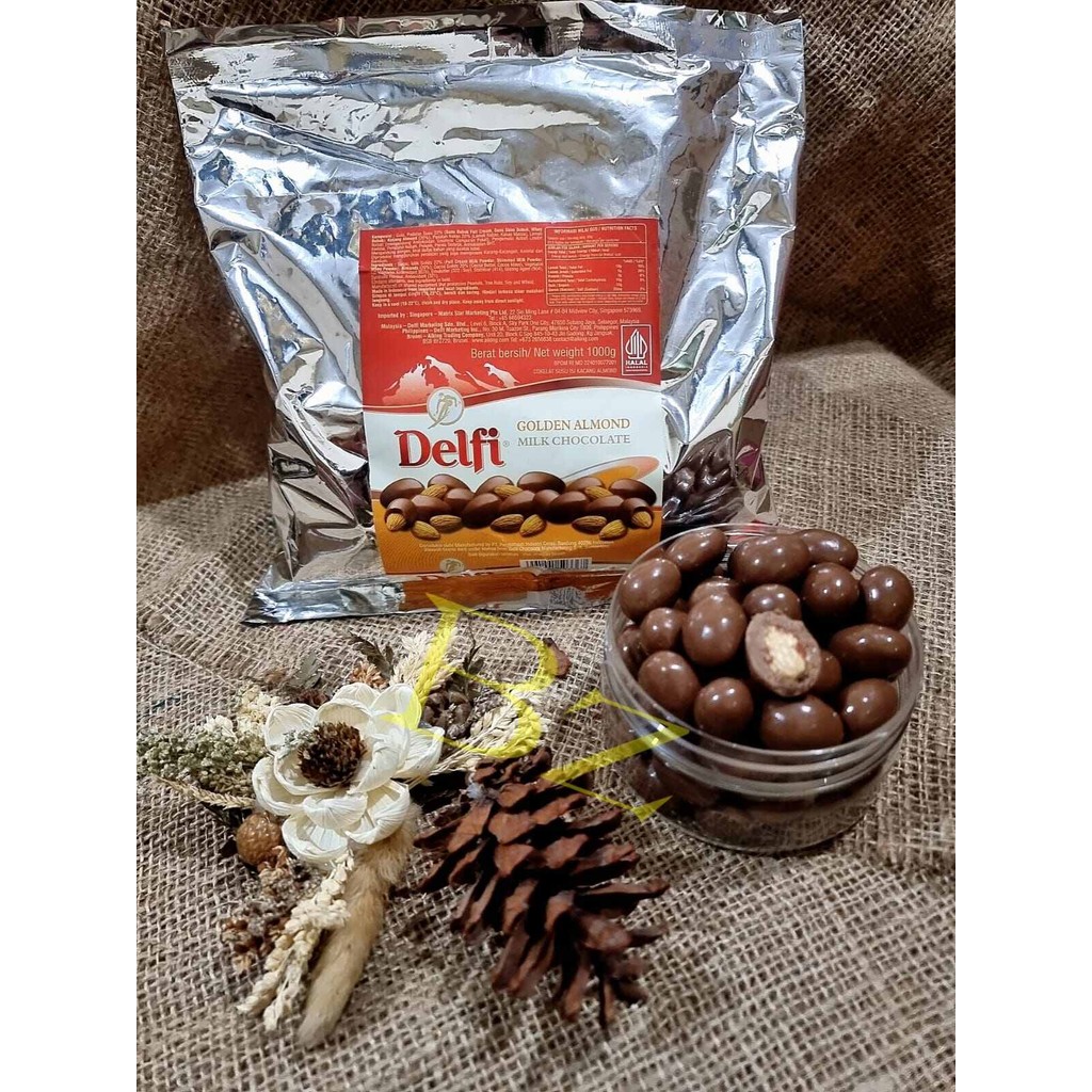 

Coklat DELFI 500 Gram Crunchy Cashew Mede Milk Chocolate and Golden Almond