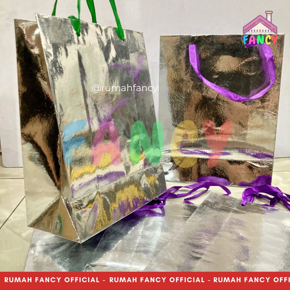 

Paper Bag/ Goodie Bag/Hand Bag Kertas / Tas Serbaguna Metalik Kilap Silver Polos Ukuran Kecil ( 24 x 18.5 x 9 )