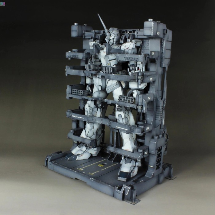 Bandai MG 1/100 Gundam Unicorn HD color + MS Cage & stand base
