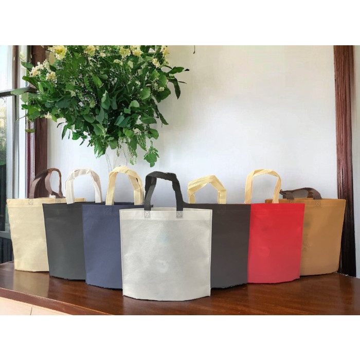 

Goodie Bag 33x35 Tas Kain Spunbond Lipat Bawah 8cm 75 gr Suvenir Pesta NF