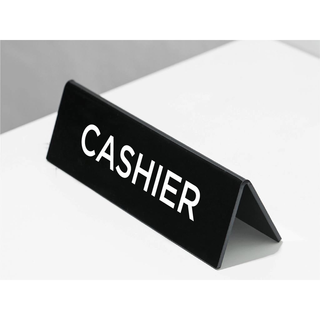 

Sign Meja Cashier Segitiga Akrilik | Sign Tulisan Akrilik Kasir