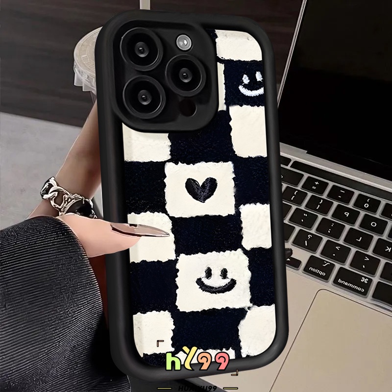 Gaya Retro Grid Papan Catur Cinta Wajah Senyum Beruntung Case Kompatibel Untuk IPhone 11 15 14 12 13