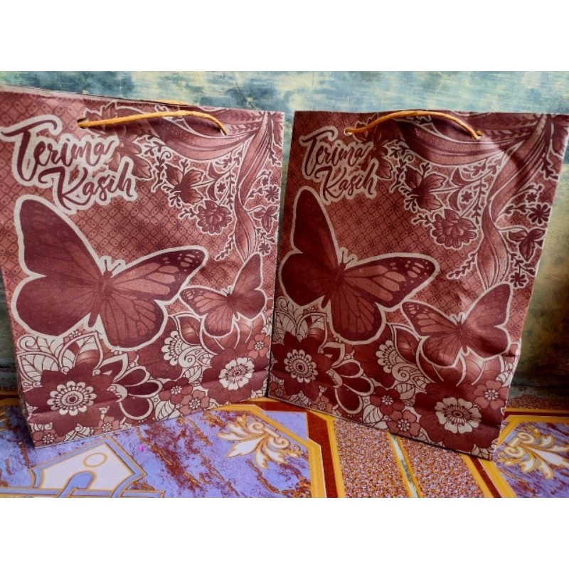 

100 PCS TAS PEPER BAG MOTIF BATIK BUNGA UKURAN UKURAN 21 × 17 × 5 JAWI