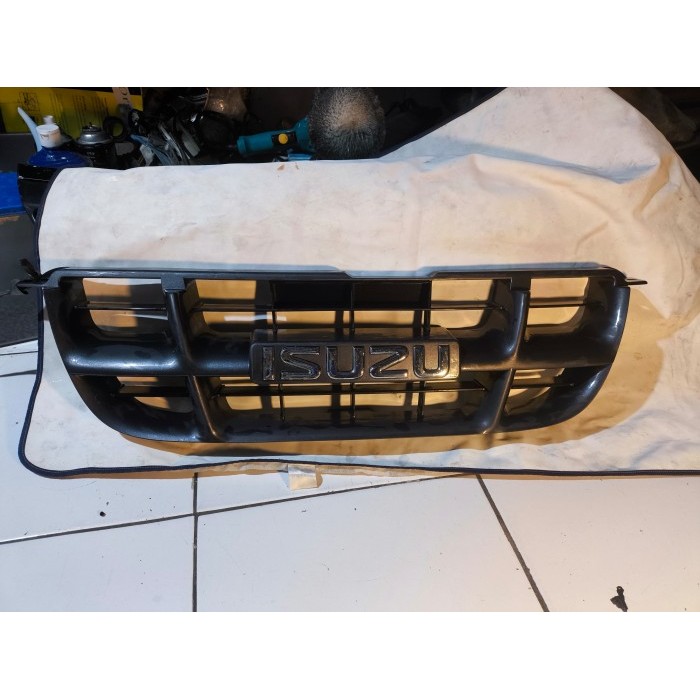 Grille Isuzu Panther LS 2000-2004