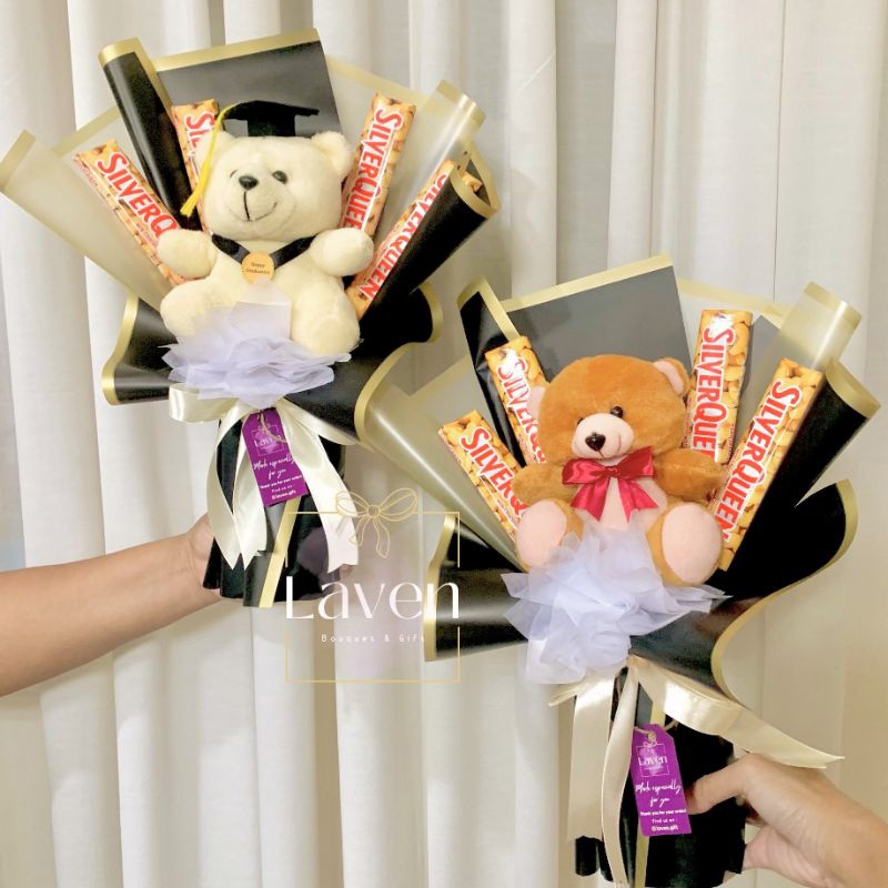 

Buket Boneka Wisuda / Buket Cokelat Wisuda / Bucket Wisuda / Bucket Boneka Cokelat Wisuda / Buket Cokelat / Bucket Boneka / Buket Silverqueen / Buket Boneka
