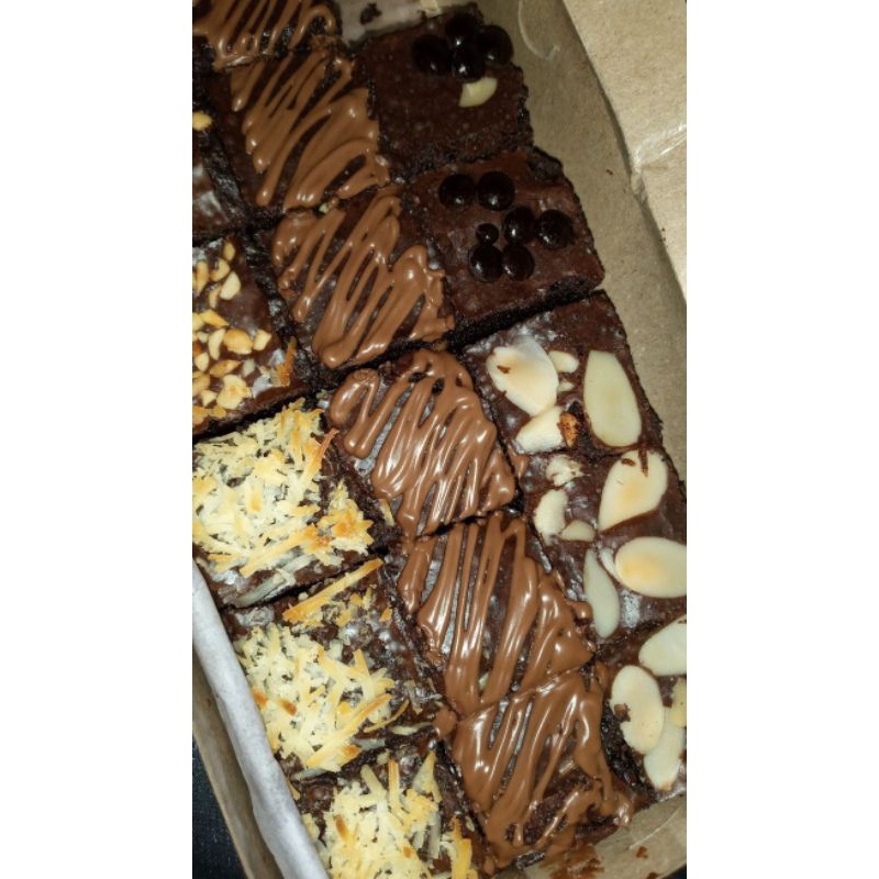 

Brokies-[COD]Brownies Fudgy Premium "TOPING MIX RANDOM" 18 Potong Panggang Enak Murah Nyoklat Shiny Crust new kue