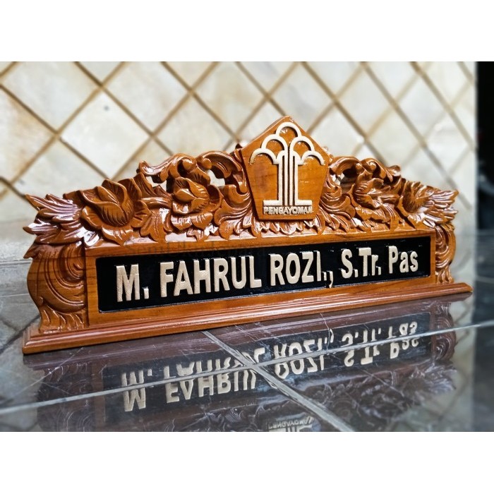 

papan nama meja kayu ukir jati loggo custom pengayoman kemenkumham SU6884