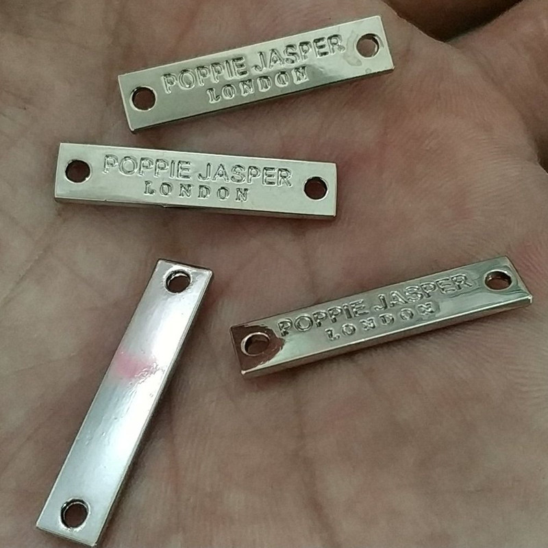 

1000PCS Custom Silver color clothing metal label 2.7 * 0.6 cm London 2 holes Zinc alloy Washable hand sewing Labels