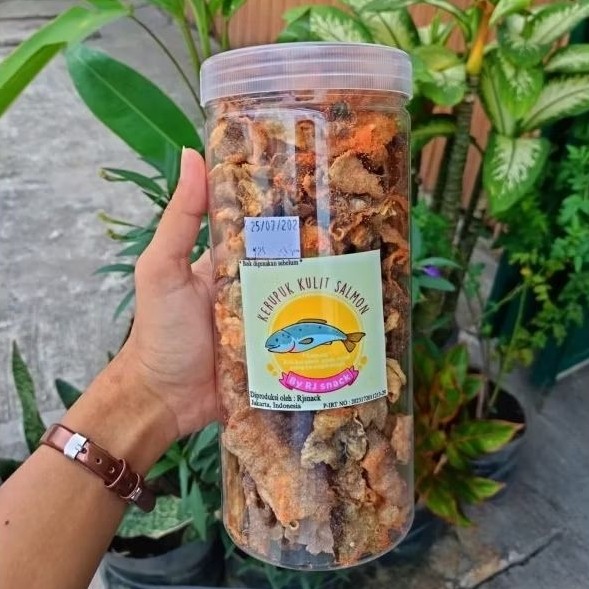 

Keripik Kulit Ikan Salmon Home Made Rasa Balado Kemasan Toples 150gr Premium Cemilan Enak dan Gurih