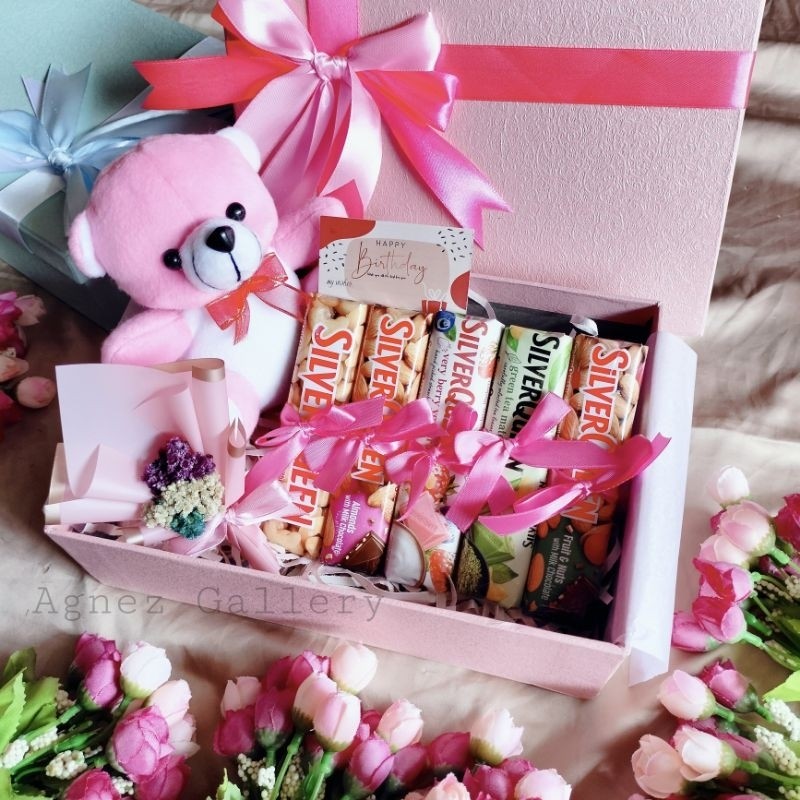 

Hampers Parcel Lebaran Idul Fitri Murah Souvenir Kado Ultah Wisuda /Hampers Coklat Snack Box / Kado Valentine Ulang Tahun Wisuda Natal / Souvenir Ulang Tahun / Silverqueen