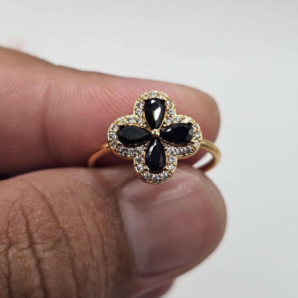 Cincin Clover Mata Hitam Wanita