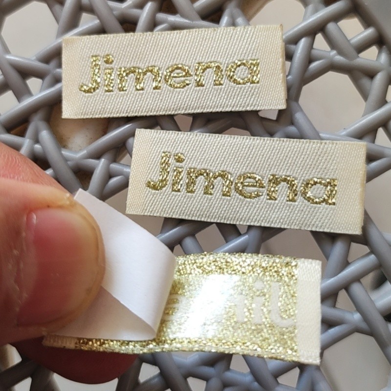 

500pcs Custom Golden Self adhesive sticky Label 4 * 1.5 cm Stick on Cloth Labels for scarf/leather Precut Garment Sticker