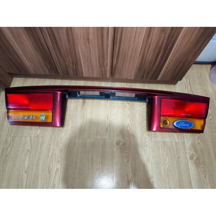 Garnish Reflektor Bagasi Ford Laser Telstar 1995