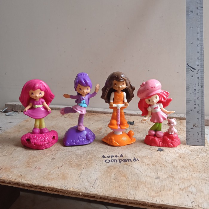 Toy Loose 4 pcs figure strawberry shortcake McDonalds Mainan Anak