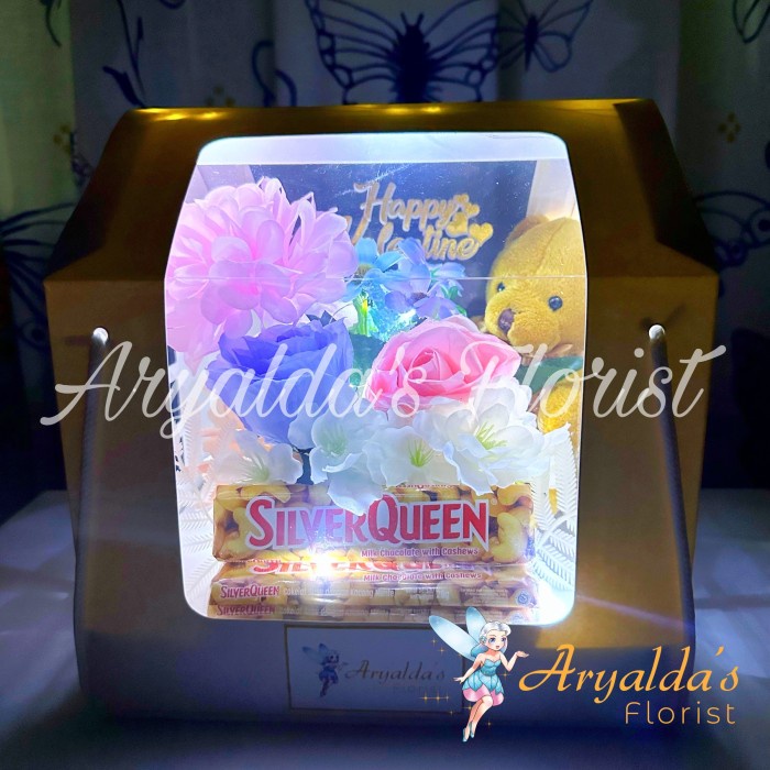 

Flower Teddy Bear House Box Valentine Gift + Chocolate | Silverqueen - TANPA LED