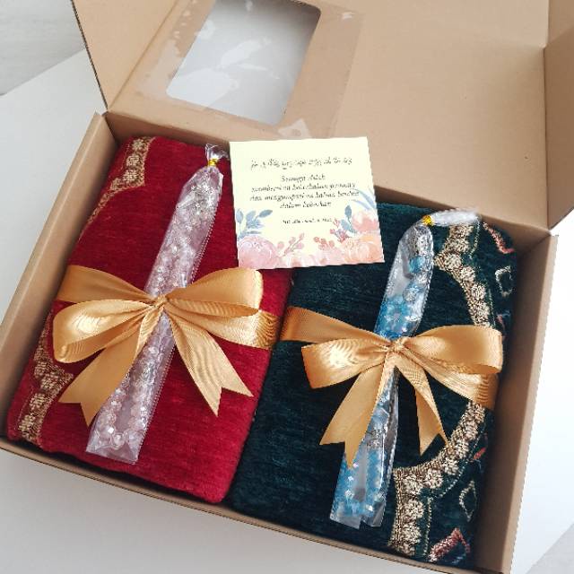 

Hampers Paket Kado Lebaran Wedding Premium Sajadah Couple Tebal dan Tasbih Souvenir hadiah