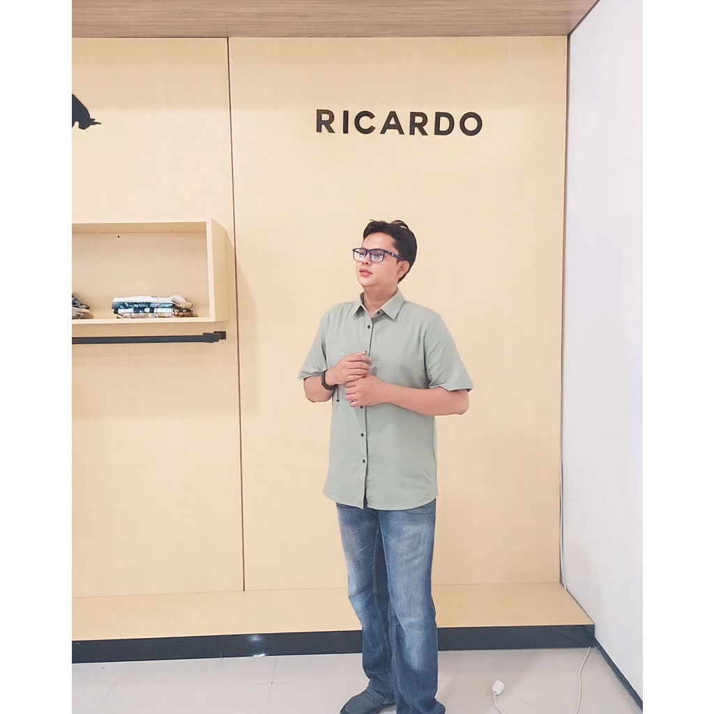 Kemeja Pria Lengan Pendek Polos/ RICARDO kemeja pria polos sage lengan pendek 32318
