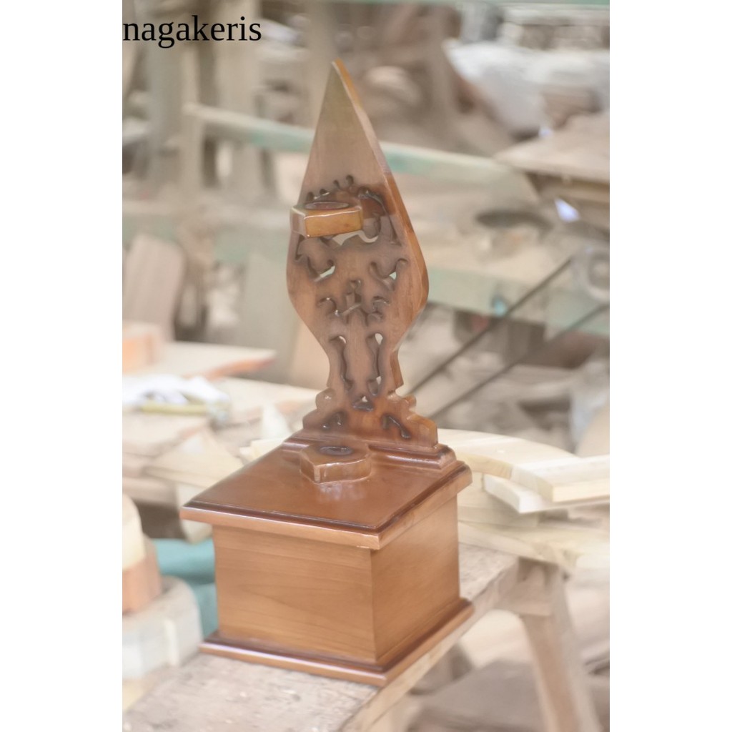 

jagrak keris ukir jepara alusan minimalis terlaris