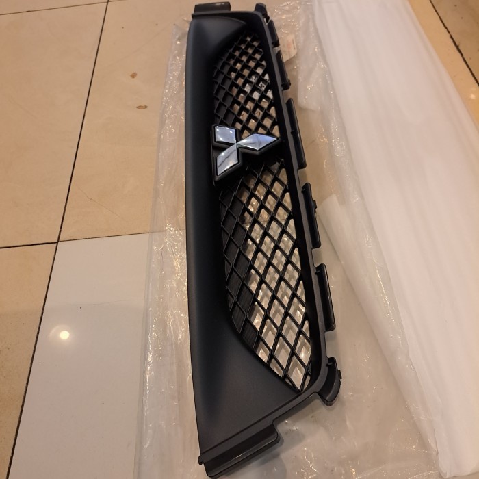 Grill Atas Asli Mitsubishi Outlander 2012