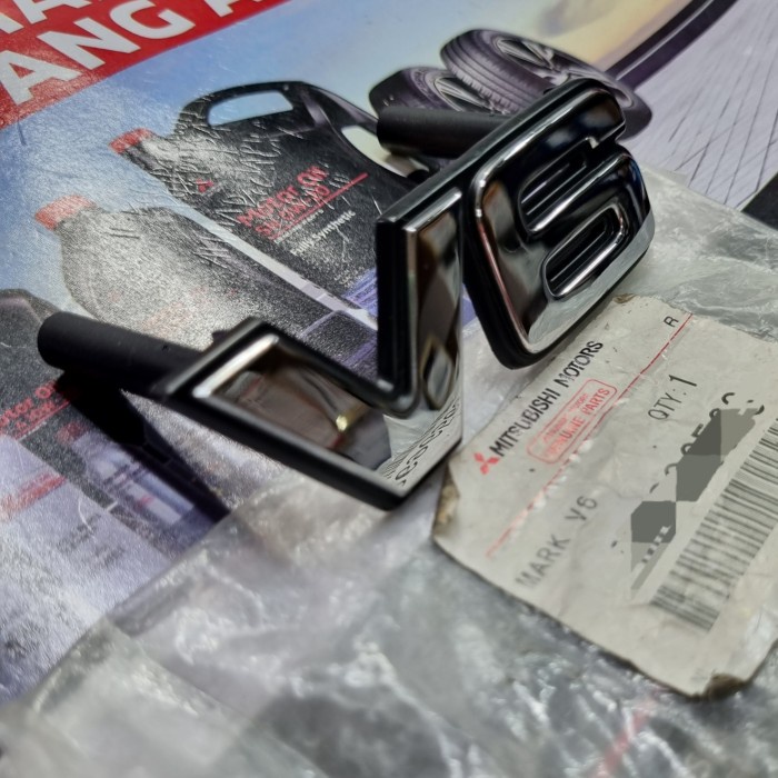 Emblem Grill Mark V6 Asli Mitsubishi Pajero V43 V6