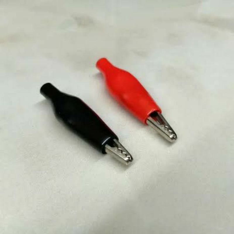 sepasang capit buaya sedang