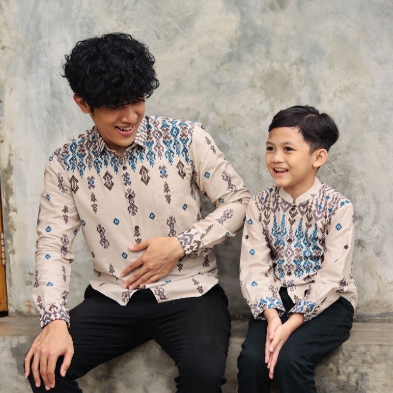 Batik Couple Ayah dan Anak Laki Laki Slimfit Casual Motif Coklat Biru Warna Krem Muda// CASUAL CLASS