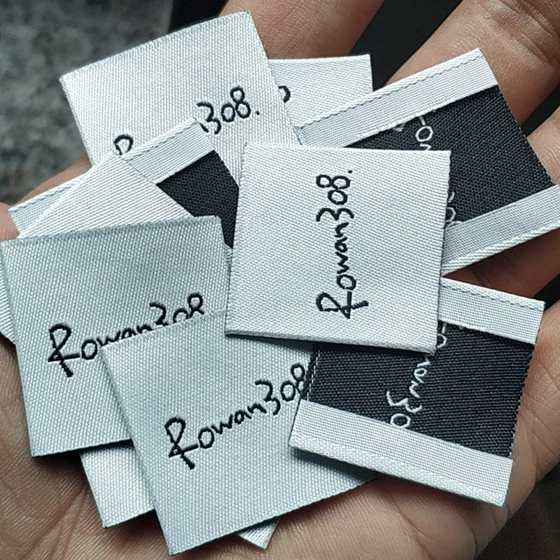 

500pcs Custom Square white Clothing Labels 3 * 3 cm Fashion End fold cloth woven label