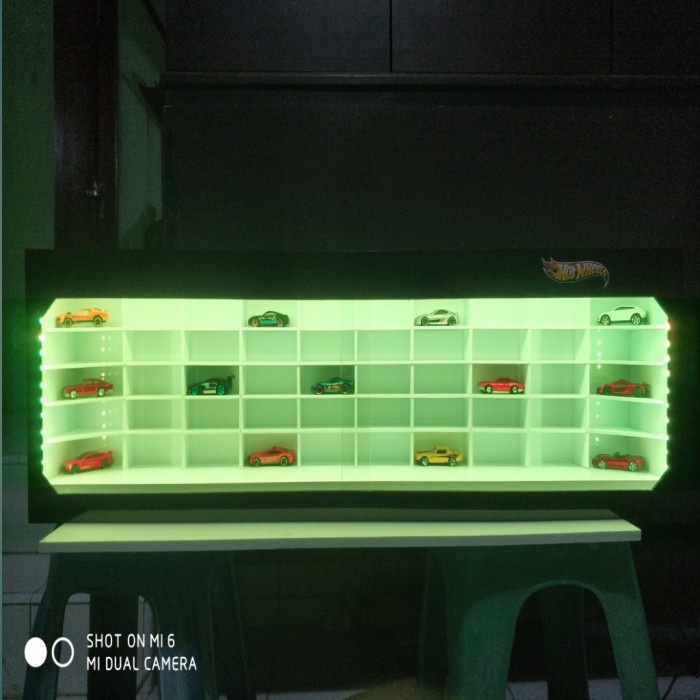 Rak Hotwheels Landscape Display Akrilik Isi 50 Lampu LED RGB Dan Remot - kuning