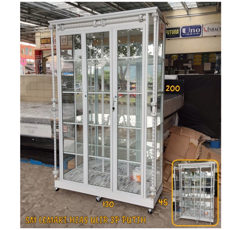 Lemari Hias 3 Pintu Kaca Aluminium