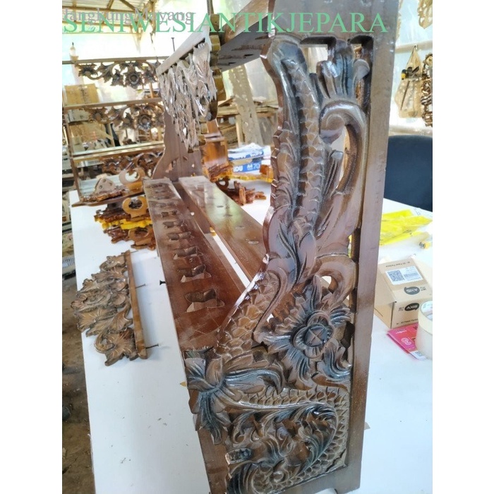 

Jagrak KRS Ukir Naga Isi 14 Bhn Jati Hrg Pengrajin antik