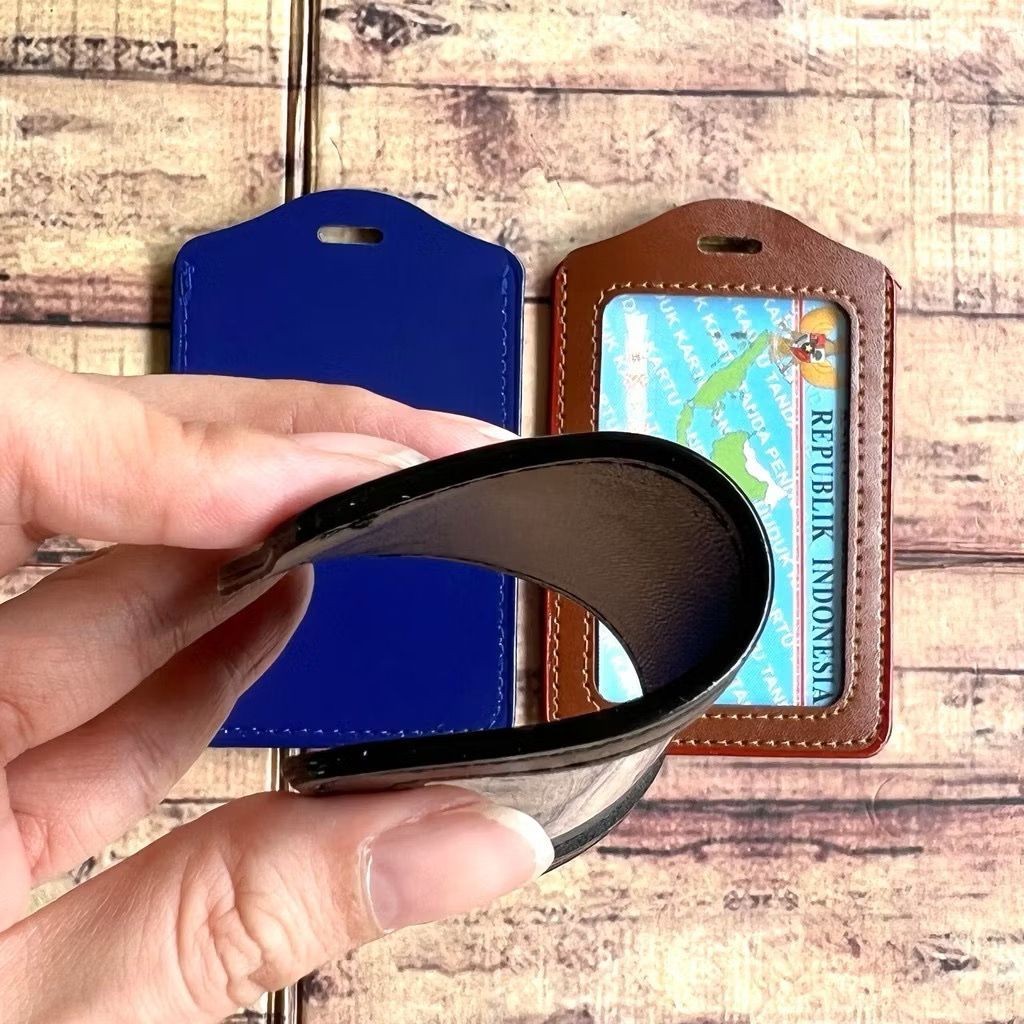 

ID CARD Tali Kulit Cantol Besi / Tempat ID Card Bahan Kulit ACK/ Tali Gantung ID Kulit Cantolan/Name Tag