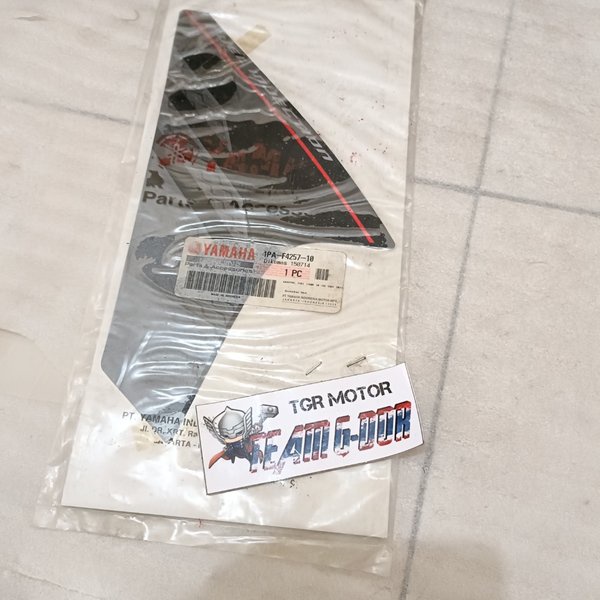 striping sticker stiker polet cover kaper kiping samping bawah sayap kanan ori original yamaha 1pa v